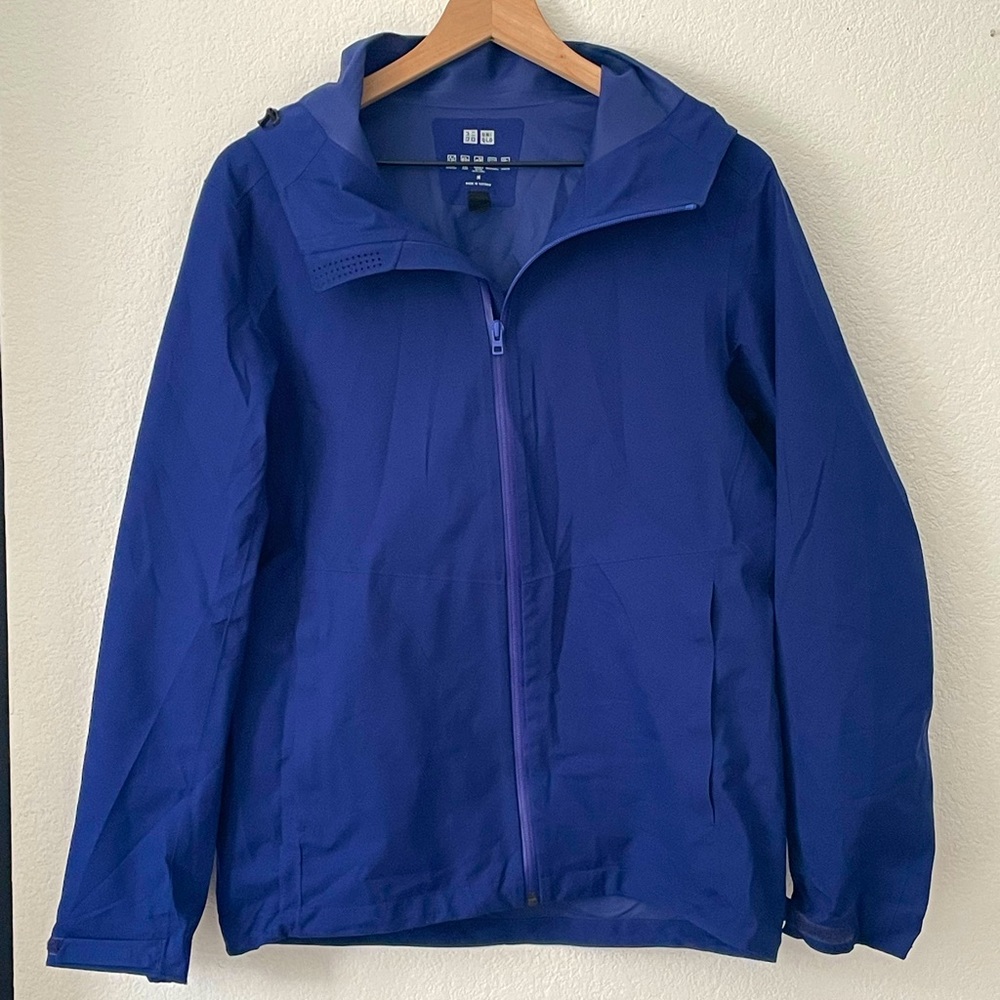 Uniqlo blue women’s packable, water resistant, wind proof,rain jacket, medium